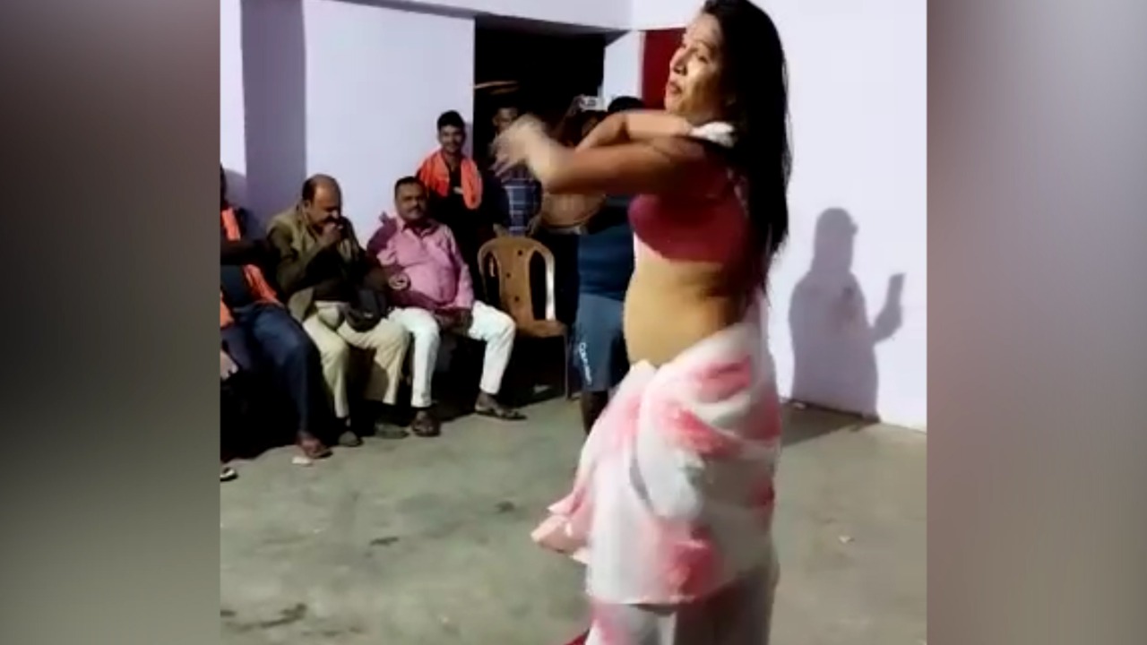 'दरोगा जी चोरी हो गई' गाने पर दरोगा जी ने बार बालाओं के साथ लगाए ठुमके, खूब बजाई सीटियां, वीडियो वायरल