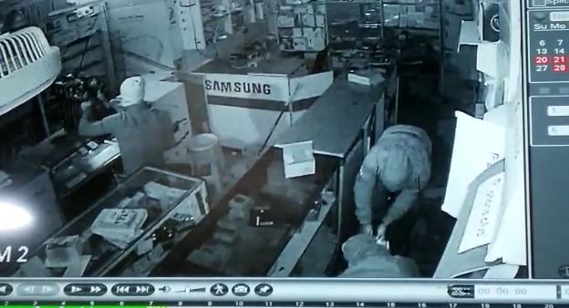 बेगूसराय: बिहार में अपराधियों के हौंसले बुलंद, थाने से 500 मीटर दूर चोरों ने घर से लूट लिए लाखों रुपए  