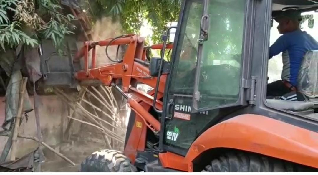 सड़कों को घेर कर बनी दुकानों में होता है अवैध धंधा, बड़े अधिकारी ने की पुष्टि, जानिए कौन 