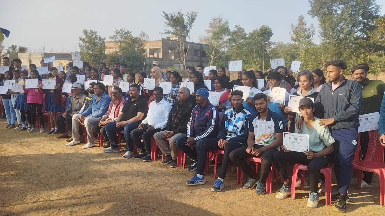 दुमका के सिदो कान्हू उच्च विद्यालय में हैंड बॉल ट्रेनिंग कैंप का हुआ आयोजन, बच्चों को दी गई हैंड बॉल की ट्रेनिंग