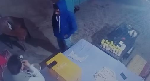 बन्दूक की नोक पर व्यापारी से लाखों की लूट, लोगों ने आगजनी कर काटा बवाल