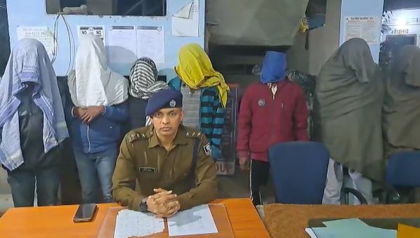 हाजत में चल रही थी शराब पार्टी, पीते पकड़े गए दो होमगार्ड के जवान, जानिए फिर क्या हुआ 