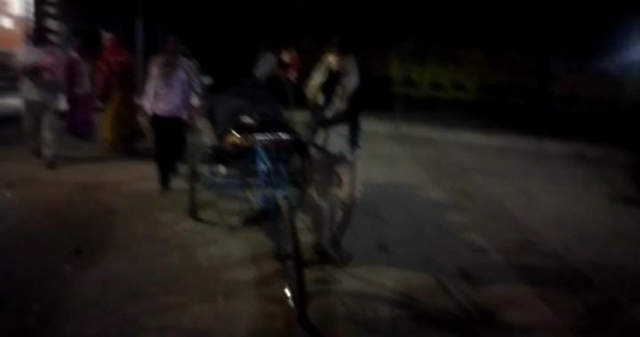 शर्मनाक :  ठेले पर राज्य की स्वास्थ्य व्यवस्था ! अस्पताल का एम्बुलेंस देने से इनकार, लाचार गरीब परिजन  ठेले पर ले गया लाश