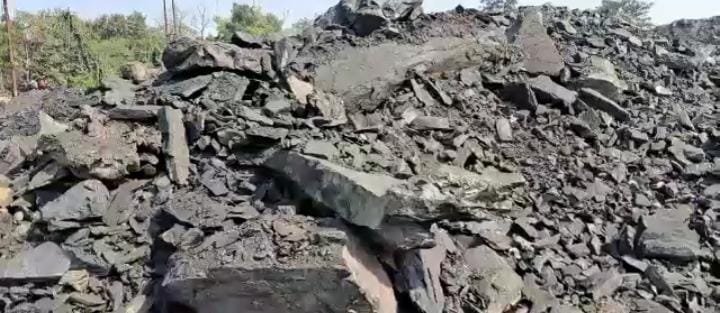 राज्य में खुलेआम चल रही कोयला की कालाबाज़ारी, सरकार को हो रहा लाखों का नुकसान, जानिए कोयला चोरी को लेकर ईसीएल का क्या है हाल