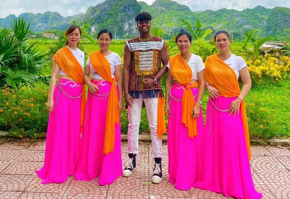 झारखंड़ी छउवां ने ऐसा लगाया ठुमका की विदेशी लड़कियां हो गई कायल...!