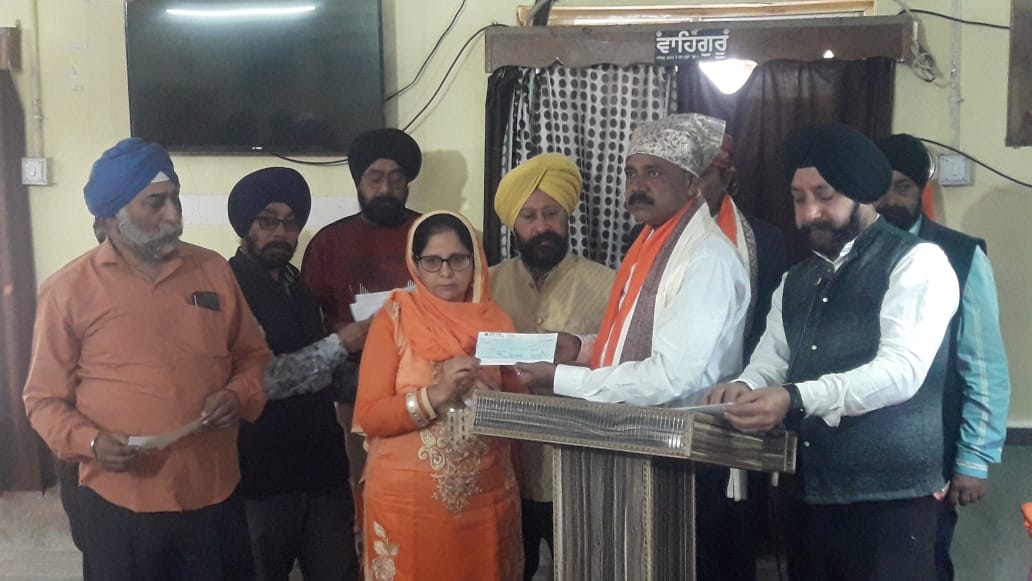 बस हादसे में जख्मी हुए गिरिडीह सिख समुदाय के 45 जत्थेदारों को सदर विधायक ने सौंपा मुआवजा का चेक