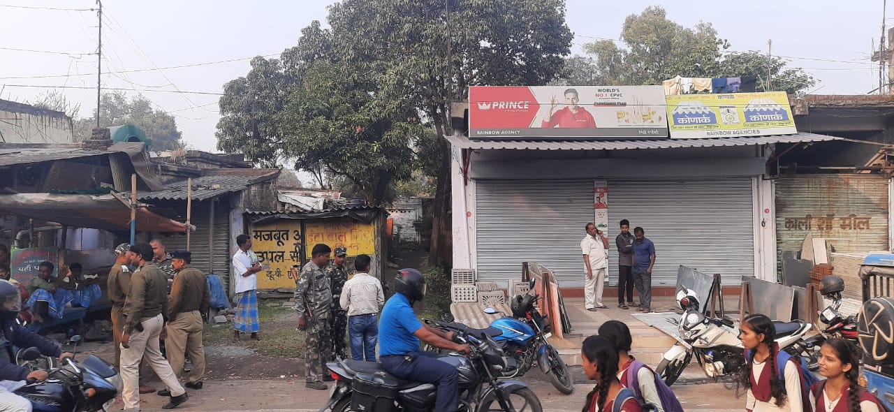 धनबाद : कतरास में दिनदहाड़े दुकान में फायरिंग, बाल- बाल बची दुकानदार की जान, जानिए पूरा डिटेल्स