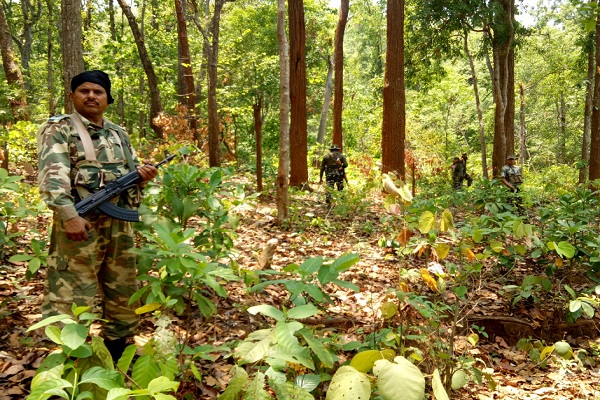 चाईबासा : नक्सलियों की टोह में सारंडा कोल्हान की जंगल खंगाल रही पुलिस, सर्च अभियान हुआ तेज