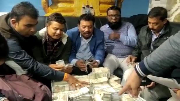 पटना : भवन निर्माण विभाग के कार्यपालक अभियंता 2 लाख घूस लेते गिरफ्तार, अन्य ठिकानों पर चल रही छापेमारी 