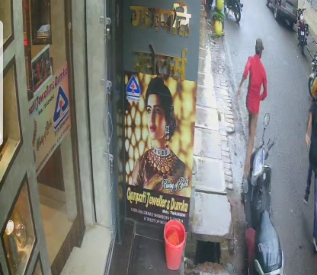 Exclusive जेवर दुकान में डैकती का लाइव विजुअल ..दुकान मालिक के साहस को सलाम