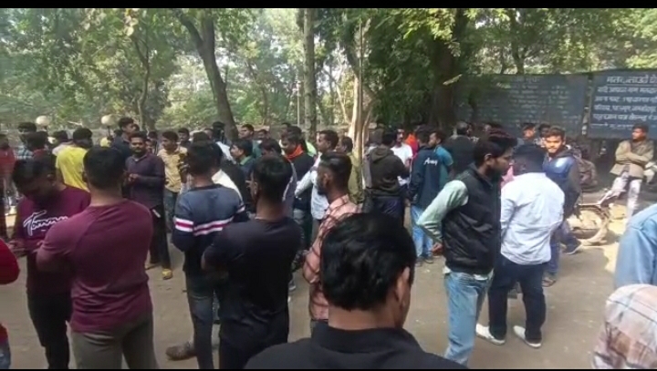 मंदिर निर्माण कार्य रोके जाने से भड़के हिन्दू, जानिए क्या है मामला