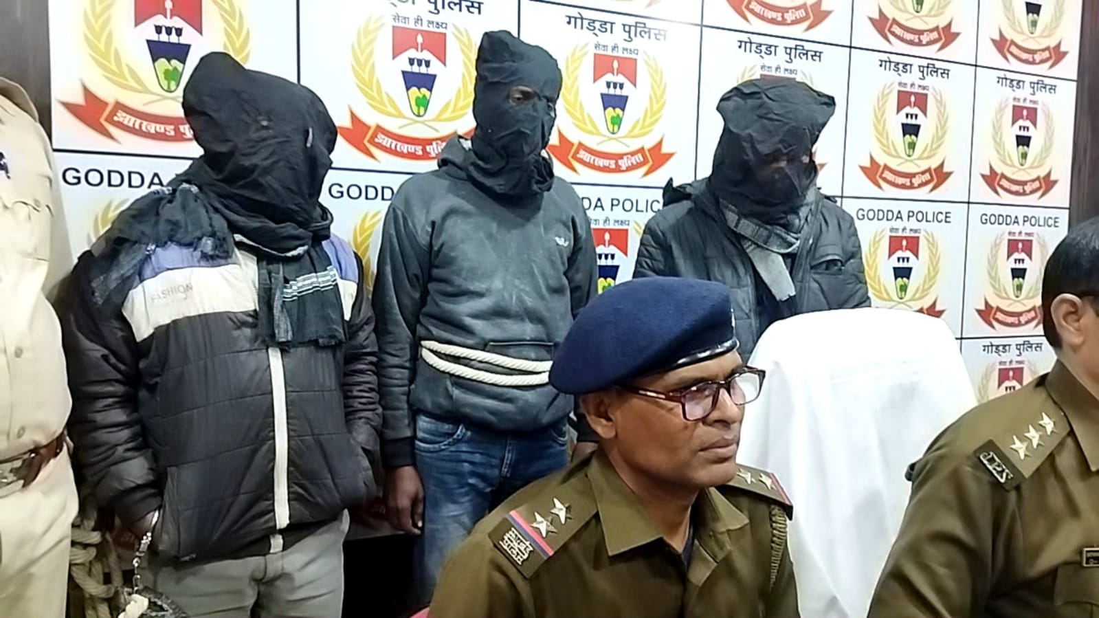 तीन सड़क लुटेरे पकड़ाए, एक हुआ फरार, दो देसी कट्टा, आठ जिन्दा कारतूस बरामद, जानिए पूरी घटना