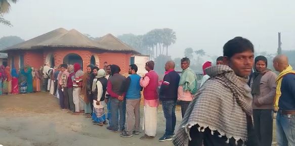 बिहार : कुढ़नी विधानसभा उपचुनाव में मतदाताओं में उत्साह,बूथों पर लगी लम्बी कतार, 13 उम्मीदवारों की किस्मत दांव पर  