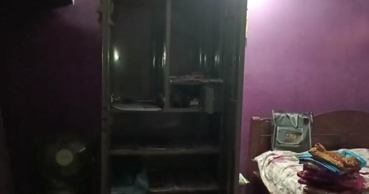 दुमका : बंद घर में चोरों का तांडव, हुई लाखों रुपये के जेवरात और कैश की चोरी