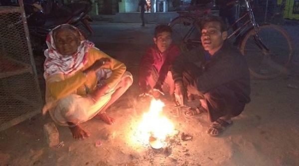 सड़कों पर सुनसान है जिंदगी, रास्तों पर पसरा है संनाटा, समझिये कैसे ठंड के दिनों में फुटपात पर सोती है मौत