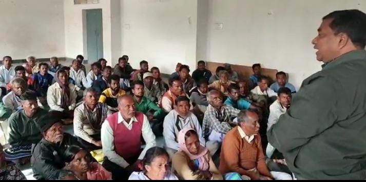 दुमका: सीओ ने सरकारी योजनाओं के बारे में लोगों को जागरूक करने के लिए ग्राम प्रधान को किया प्रेरित, लगान जमा करने का भी दिया निर्देश