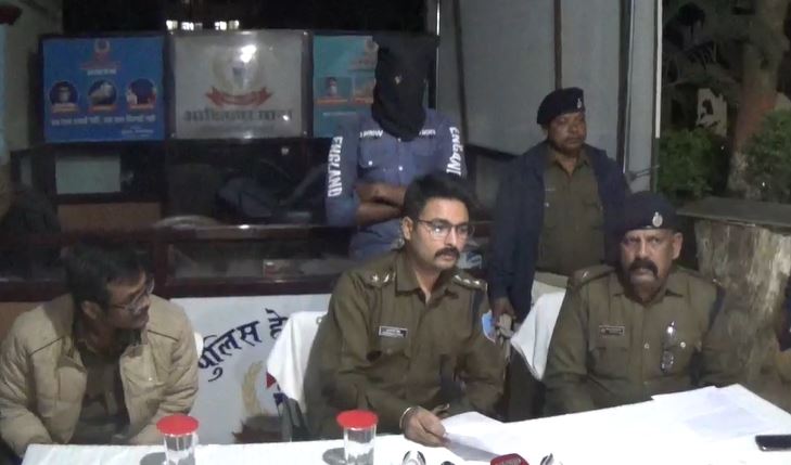 पश्चिम बंगाल का ड्रग पेडलर सरायकेला में गिरफ्तार, 352 पुड़िया ब्राउन शुगर के साथ कई सामान बरामद