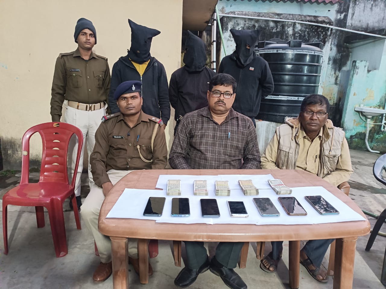देवघर: बड़े पैमाने पर चल रहा था राशन कार्ड फर्जीवाड़ा का खेल, तीन सरकारी अनुबंध कर्मी गिरफ्तार