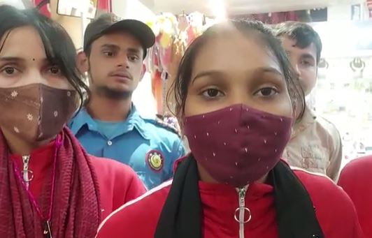 किशनगंज : मॉल में काम करने वाली महिला से धार्मिक भेदभाव, विरोध में कर्मी गोलबंद, जानिए पूरा मामला   