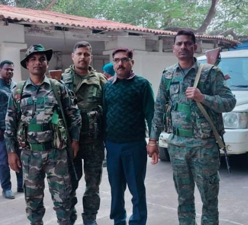 रिश्वत लेते सरकारी कर्मी को एसीबी ने रंगे हाथ दबोचा, जानिए कहां का है मामला