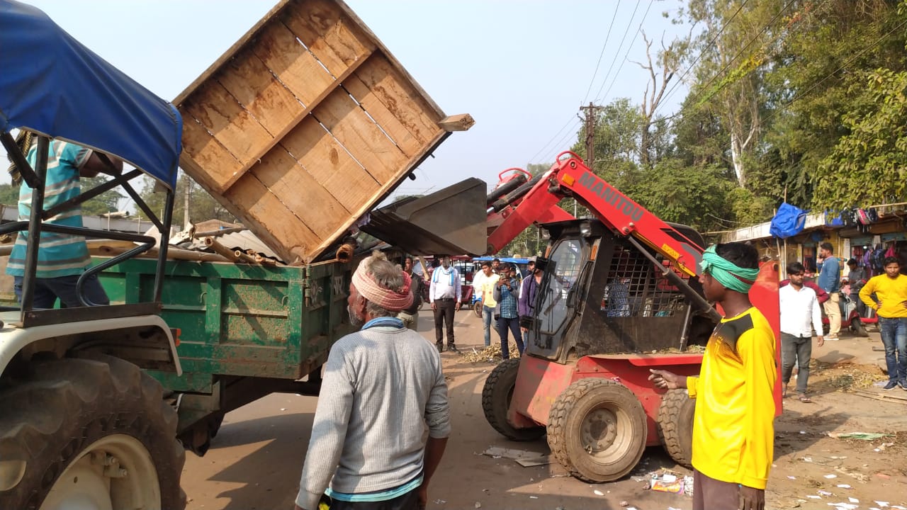 अतिक्रमण के खिलाफ प्रशासन सख्त, लगातार दूसरे दिन भी चलाया गया अतिक्रमण हटाओ कार्यक्रम