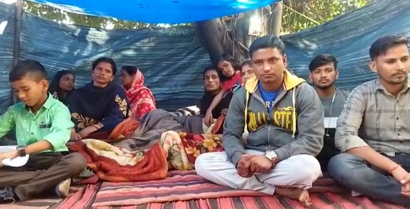 मृत कर्मी के परिजन नियोजन के लिए भूख हड़ताल पर, जानिए क्या है पूरा मामला