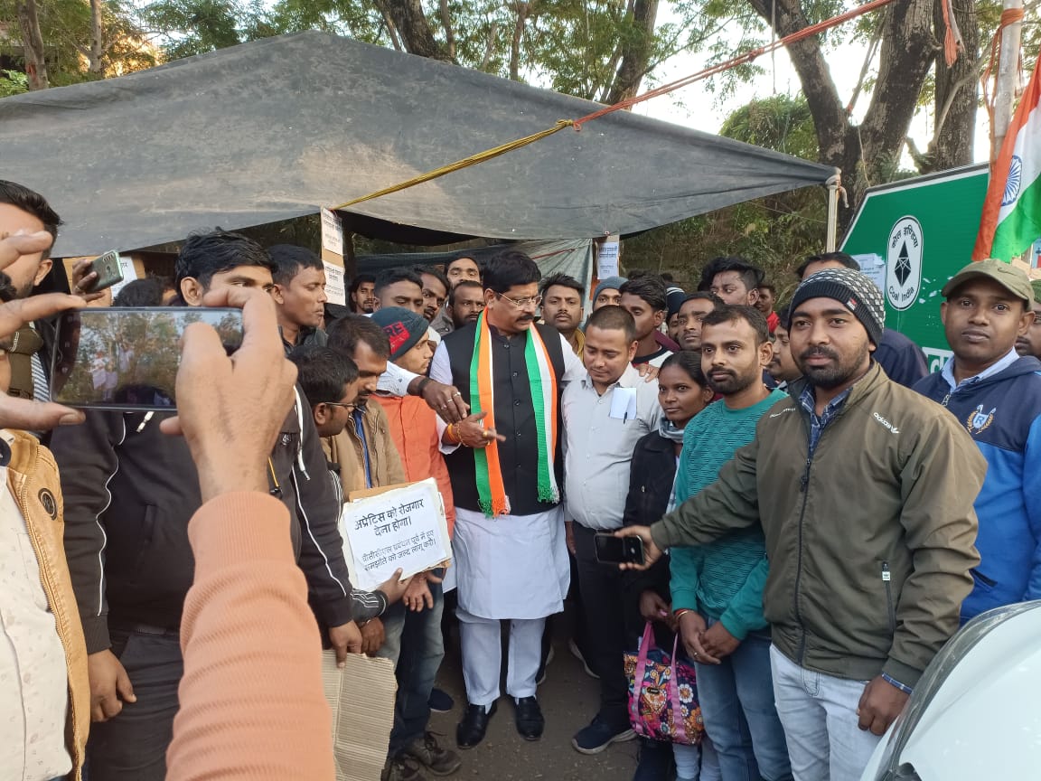 बीसीसीएल के अप्रेंटिस प्रशिक्षु डटे हुए है अपने आंदोलन पर, जानिए समर्थन देने कौन पहुंचे 