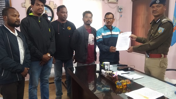 कोल्हान DIG से मिलकर चिरियाबेड़ा के आदिवासियों ने सुरक्षाबलों के खिलाफ हिंसा का लगाया आरोप, दर्ज कराई शिकायत