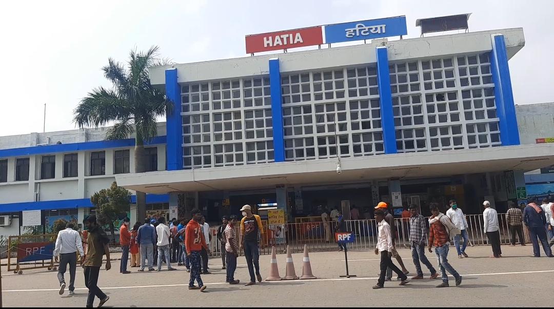 त्यौहार के दिनों में यात्रियों की बड़ी भीड़, रेलवे स्टेशन पर कोरोना टेस्ट के पुख्ता इंतज़ाम