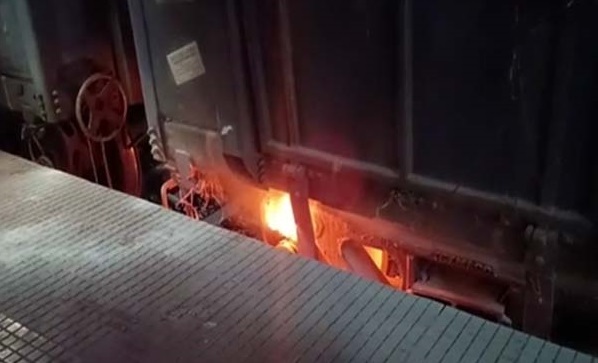 कोडरमा रेलवे स्टेशन में टला बड़ा हादसा, मालगाड़ी में लगी आग