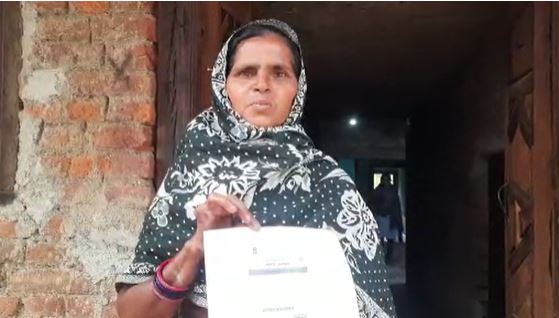 क्यों अपने जिंदा होने का सबूत लेकर भटक रही है महिला, जानिए मृत होते सिस्टम की जीवित लापरवाही