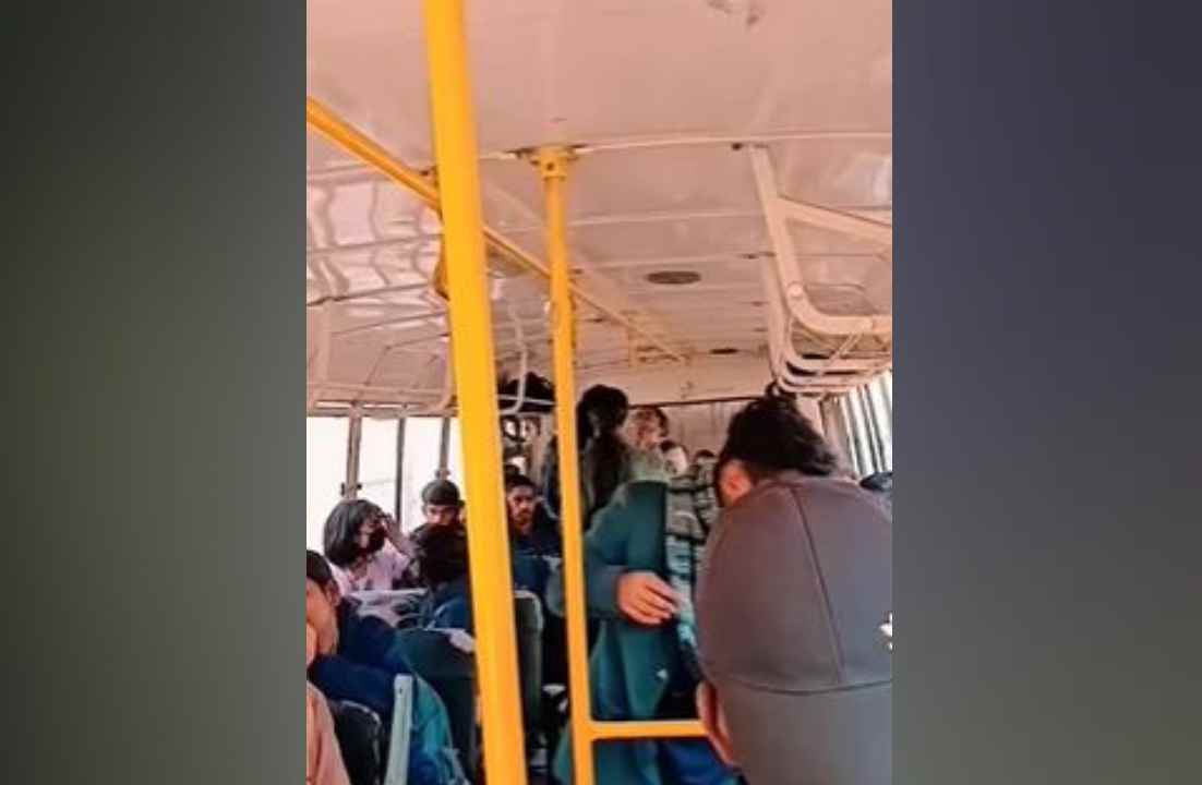 जमशेदपुर: बस की सीट को लेकर आपस में भिड़ी अरका जैन कॉलेज की छात्राएं, जमकर हुई लड़ाई, वीडियो वायरल