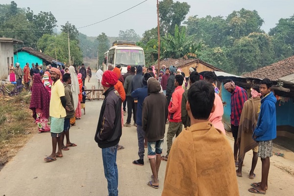 चाईबासा: मिलर मशीन के धक्के से बाइक सवार की मौत, एक घायल, ग्रामीणों ने किया सोनुवा-गुदड़ी मुख्य सड़क जाम