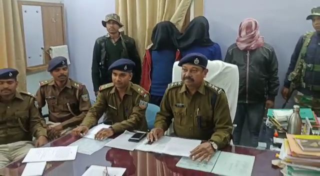 खूंटी : चेचिस को आग के हवाले करने वाले तीन अपराधियों को पुलिस ने किया गिरफ्तार