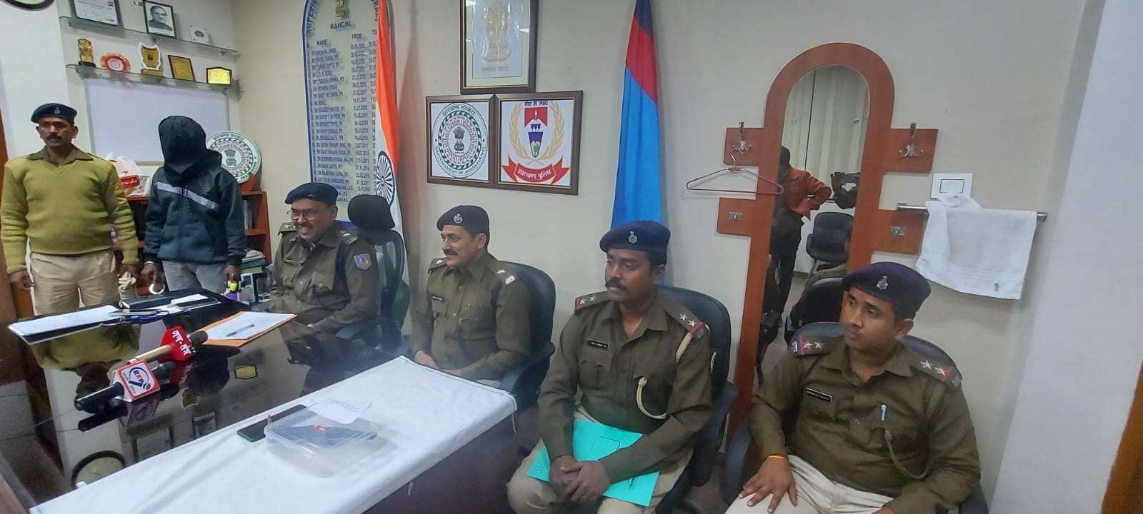 रांची: प्रज्ञा केंद्र में लूट का प्रयास करने वाला एक अपराधी हथियार के साथ गिरफ्तार, दो निरुद्ध   