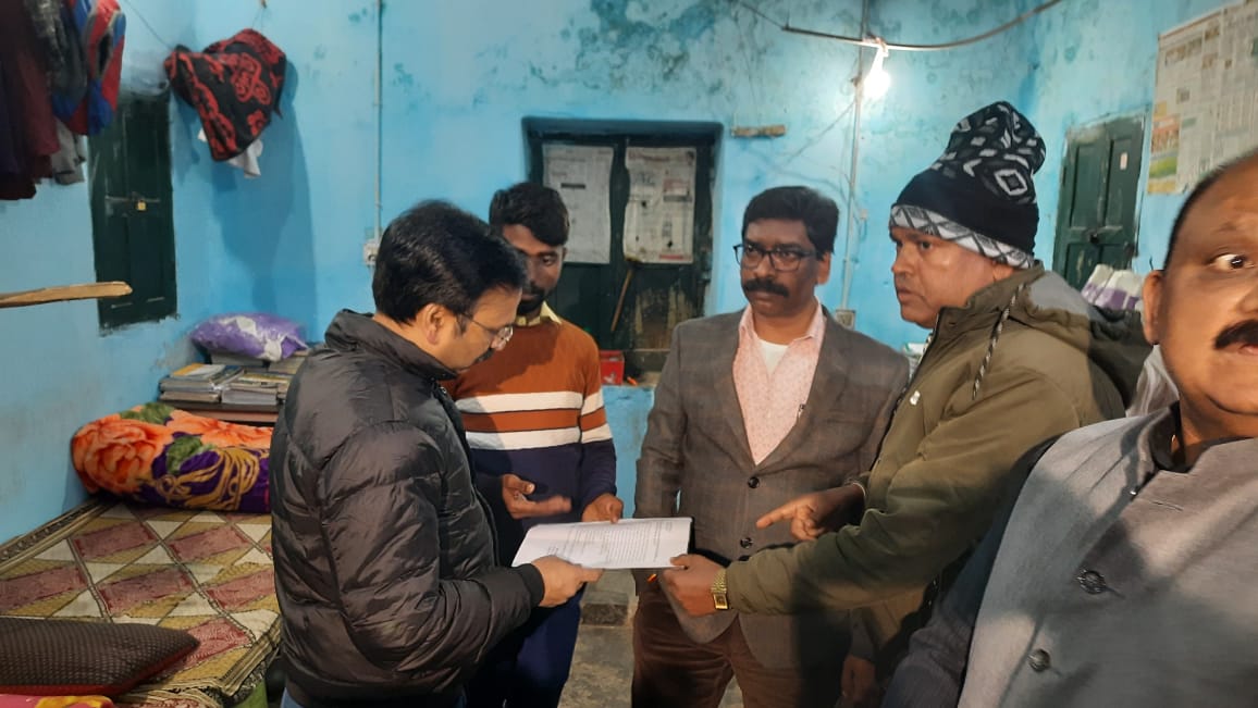 मुख्यमंत्री हेमन्त सोरेन रात में निकले पलामू की सड़कों पर,जरूरतमंद लोगों में किया कंबल वितरण