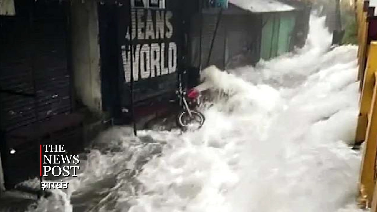 भारी बारिश से मरने वालों की संख्या 76, सैंकड़ो लोग बेघर