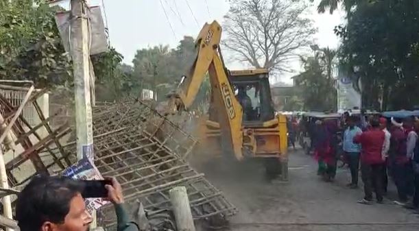 बिहार में कुढ़नी चुनाव के बाद Action में प्रशासन, बेगूसराय में अवैध अतिक्रमण पर चलाया बुलडोजर 