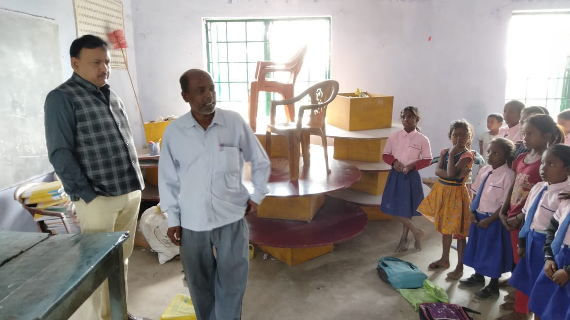 सरकारी शिक्षा का हाल बेहाल ! कड़ाके की ठंड में जमीन पर बैठ कर पढ़ने को मजबूर है मासूम