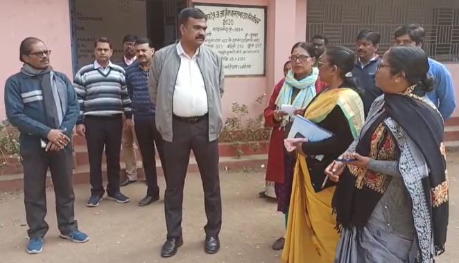 शिक्षा विभाग के सचिव के रवि कुमार पहुंचे दुमका, प्लस-टू नेशनल उच्च विद्यालय और रसिकपुर स्थित बेसिक स्कूल का किया निरीक्षण