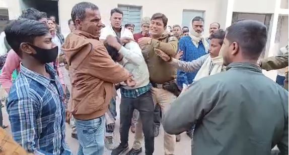 बिहार : शेखपुरा कलेक्ट्रर परिसर में छात्रा से छेड़खानी, आरोपी को सौंपा गया महिला थाना 