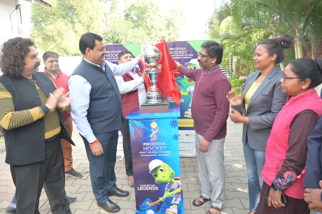 सीएम हेमन्त सोरेन ने रांची में पुरुष विश्व कप हॉकी प्रतियोगिता -2023 की ट्रॉफी का किया अनावरण, मोरहाबादी, न्यूक्लियस मॉल समेत कई जगह लगाई जाएगी प्रदर्शनी
