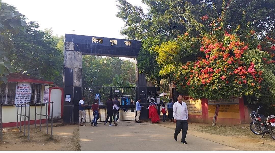 धनबाद के बिरसा मुंडा पार्क में जुटने लगी सैलानियो की भीड़, कोई मैरिज एनिवर्सरी मनाने तो कोई पहुंचा पिकनिक मनाने  