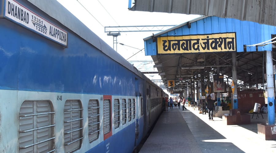 रेलवे की मनमानी से जनता परेशान, जानिए गरीबों की जेब कैसे काट रहा धनबाद रेलवे