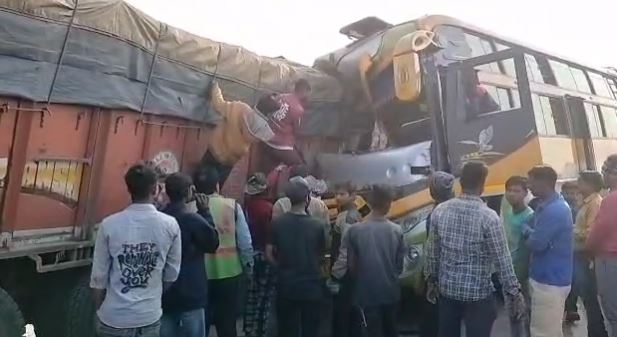 टूरिस्ट बस और ट्रक में भीषण टक्कर, बस चालक की मौत, 35 टूरिस्ट घायल 