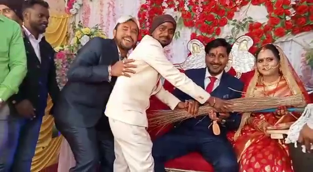 VIRAL VIDEO: शादी में दुल्हन को मिला कुछ ऐसा गिफ्ट, जिसे देख कर खिसिया गई नई-नवेली भाभी