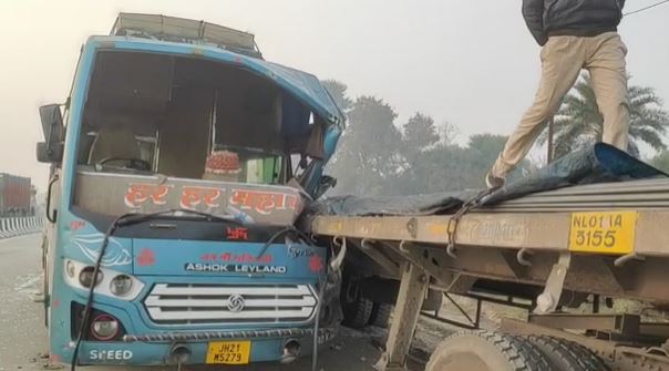नवादा : तेज रफ्तार बस ने टेलर गाड़ी में मारी टक्कर, 15 लोग घायल, 5 की हालत गंभीर