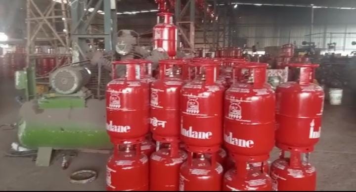 गैस सिलेंडर फैक्ट्री में लूट, करीब एक लाख का नुकसान 