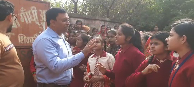 विद्यालय में पानी को लेकर छात्राओं ने किया था हंगामा, वार्डन की लापरवाही आई सामने, हुई निलंबित