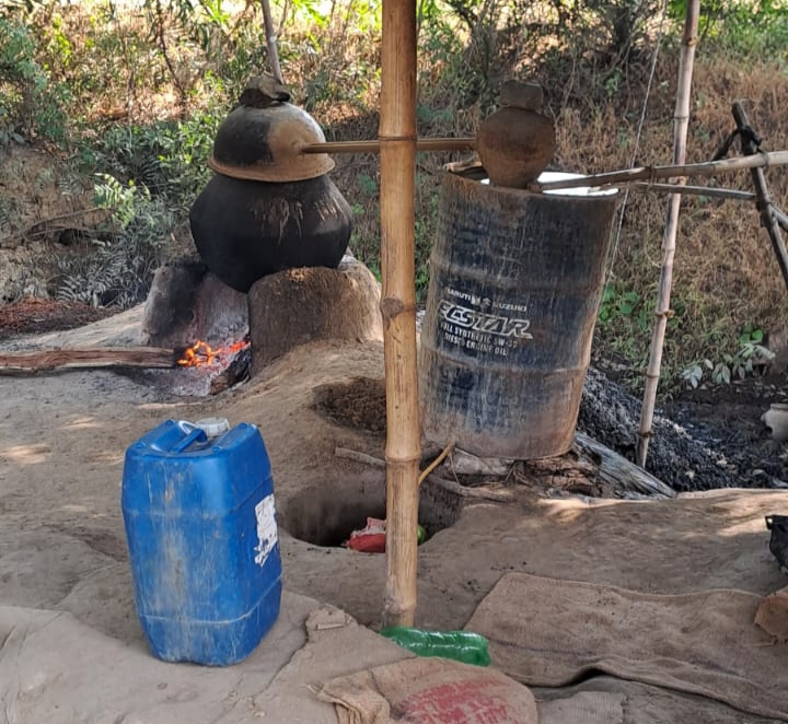 PALAMU : दंगवार पुलिस ने अवैध महुआ शराब भट्ठी को किया ध्वस्त, 500 केजी जावा महुआ व 20 लीटर शराब बरामद